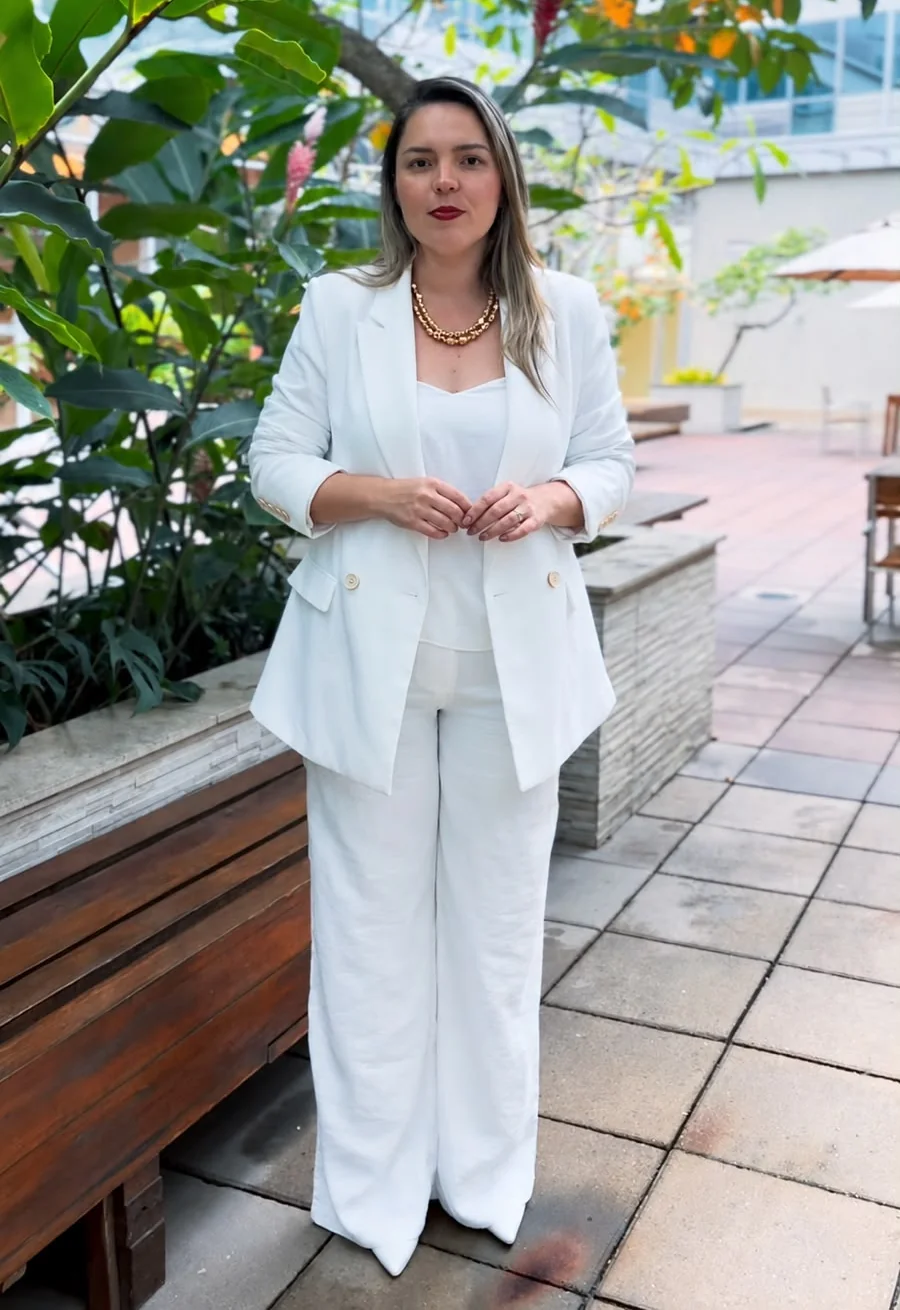 Dra. Juliana Ayres, advogada de Direito de Família, de terninho branco