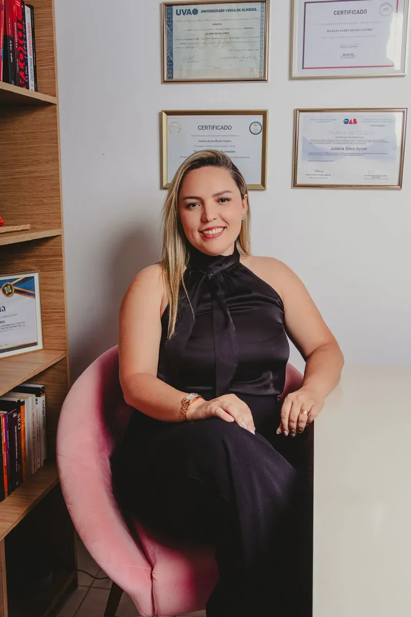 Dra. Juliana Ayres, advogada de Direito de Família no Rio de Janeiro, em seu escritório